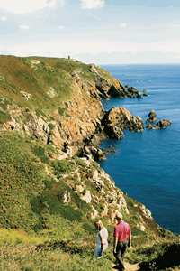 photo of guernsey countryside walk with blue sea