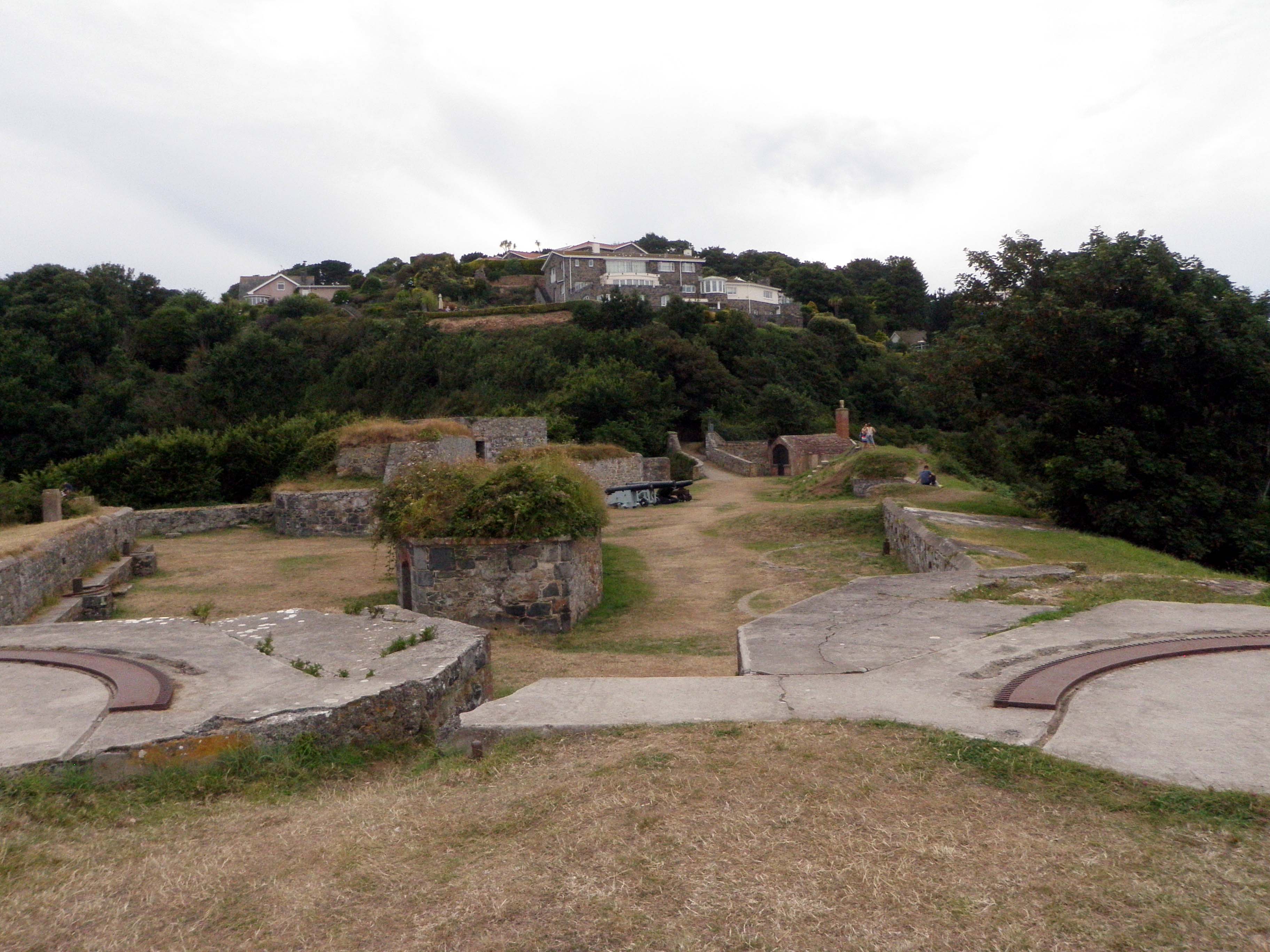 View_of_Fort_George_from_Clarence_Battery,_Guernsey_(2014).jpg